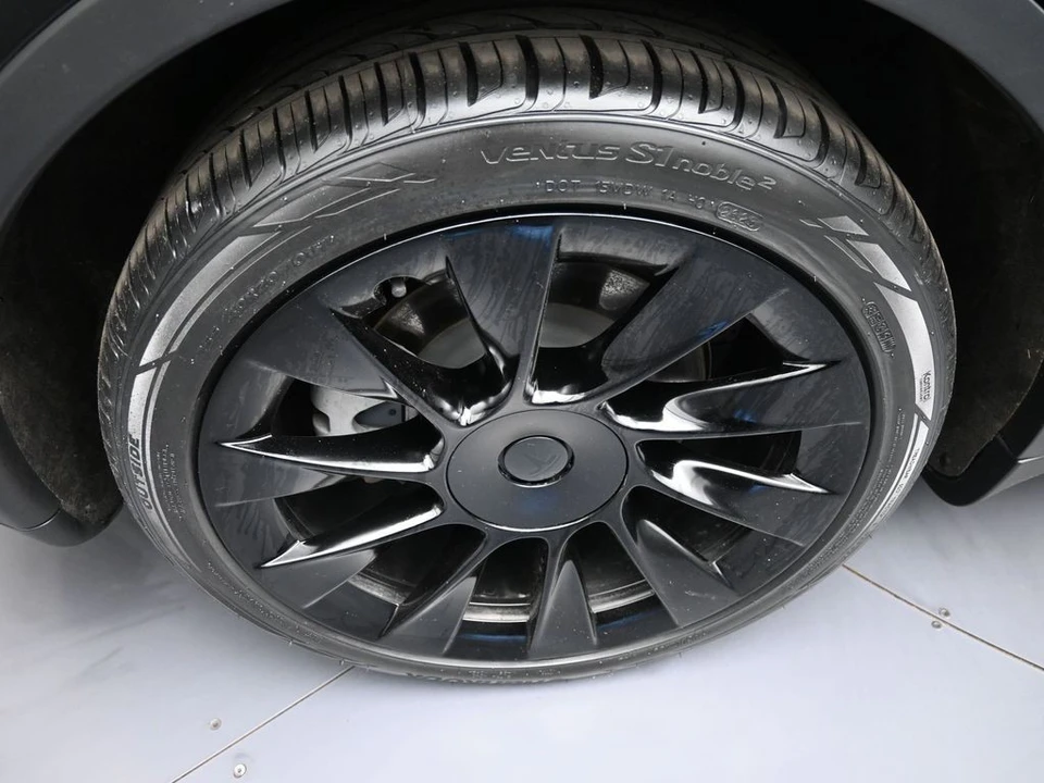 2023 Tesla Model Y - Image 12 of 21