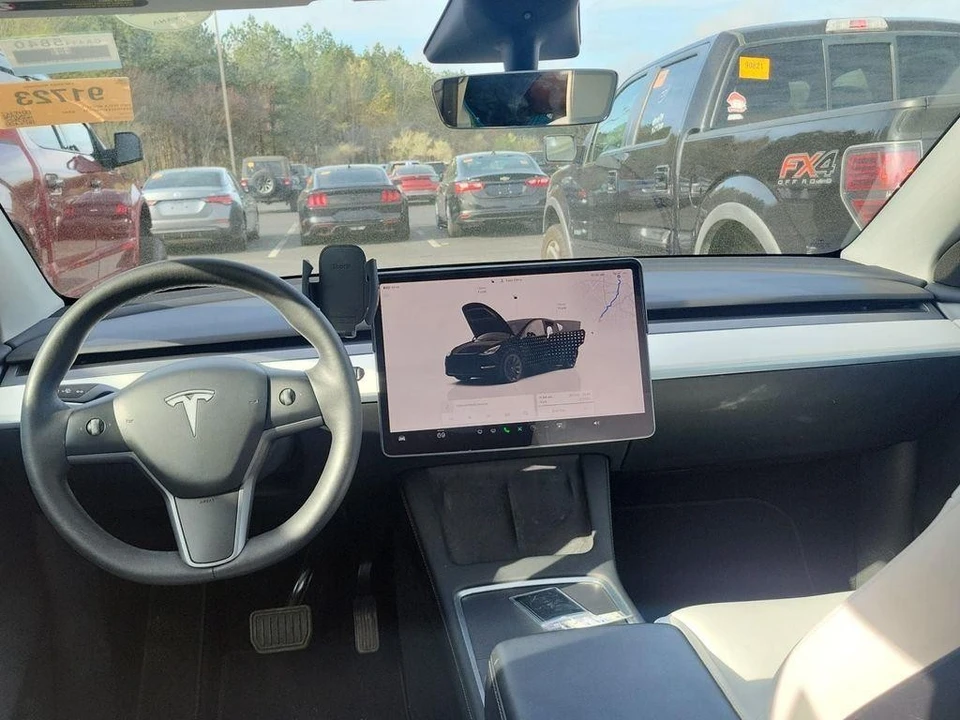 2023 Tesla Model Y - Image 7 of 8
