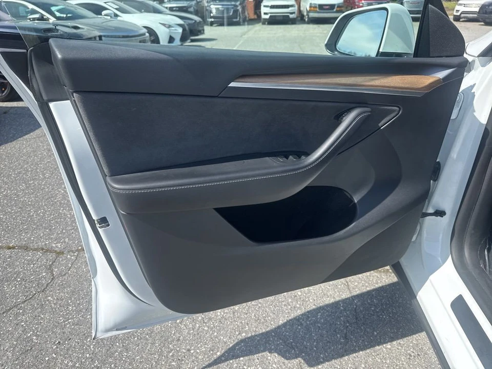 2023 Tesla Model Y - Image 28 of 31