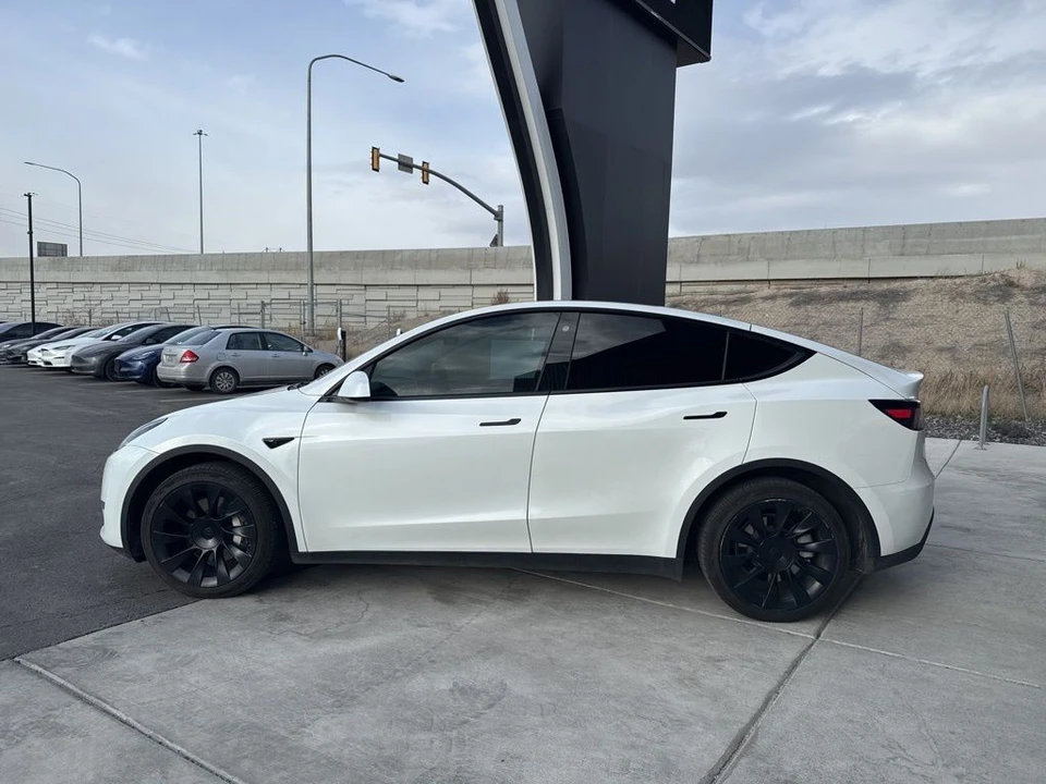 2023 Tesla Model Y - Image 5 of 21