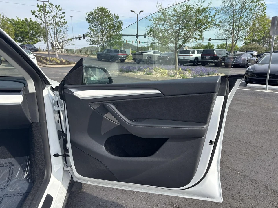2023 Tesla Model Y - Image 10 of 19