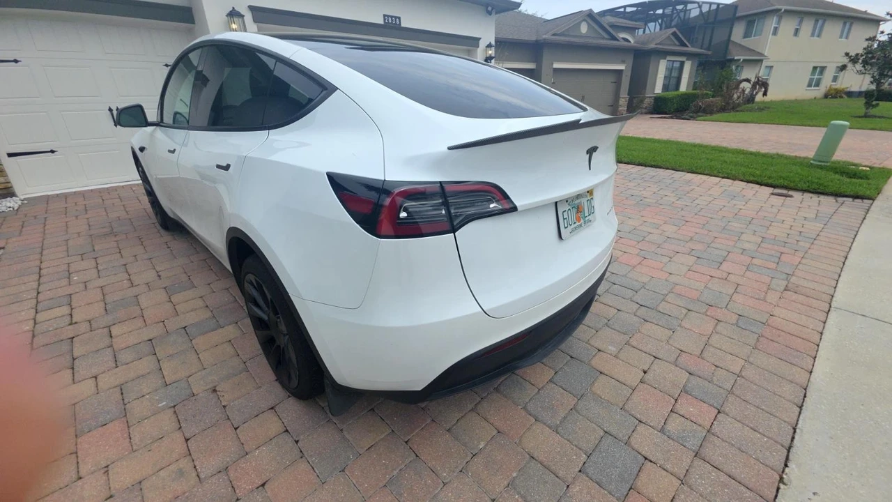 2023 Tesla Model Y - Image 3 of 5