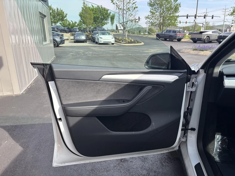 2023 Tesla Model Y - Image 11 of 19
