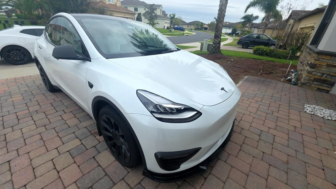 2023 Tesla Model Y - Image 2 of 5
