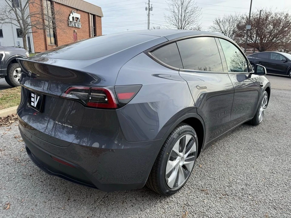 2023 Tesla Model Y - Image 4 of 12