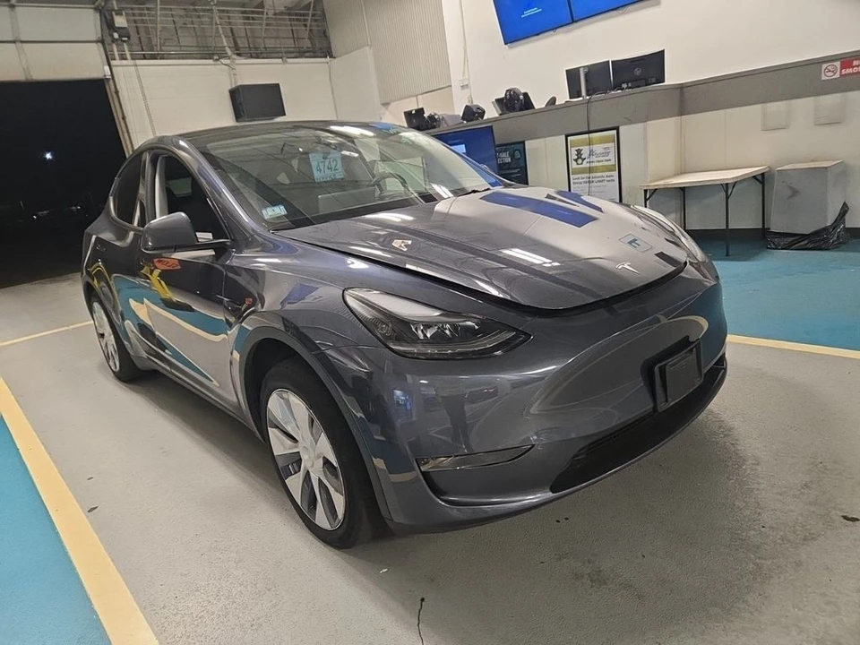 2023 Tesla Model Y - Image 2 of 6