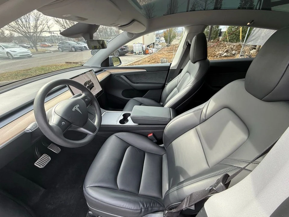 2023 Tesla Model Y - Image 9 of 12