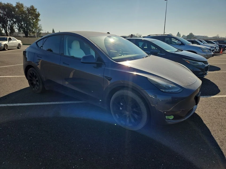 2023 Tesla Model Y - Image 2 of 6