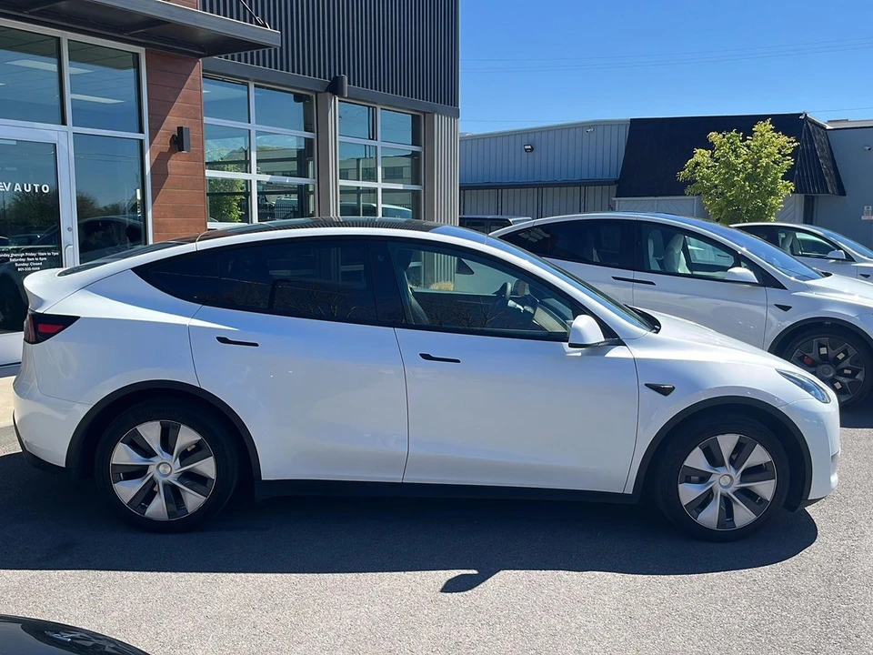 2023 Tesla Model Y - Image 9 of 21