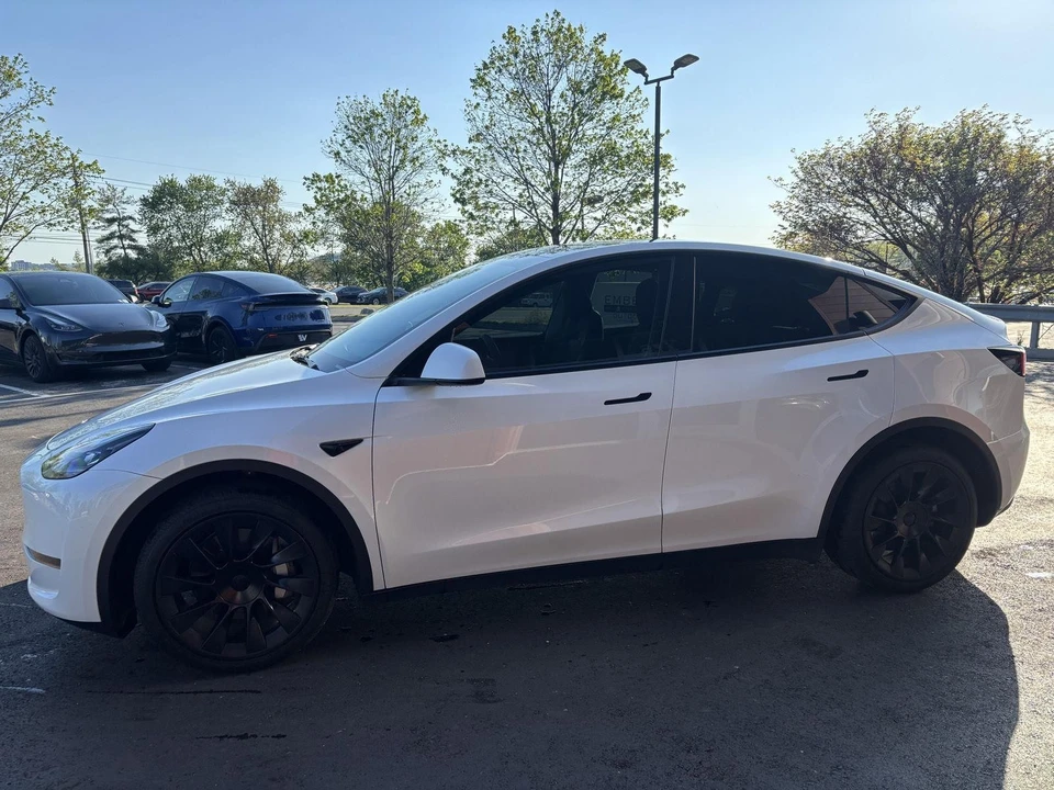 2023 Tesla Model Y - Image 5 of 19