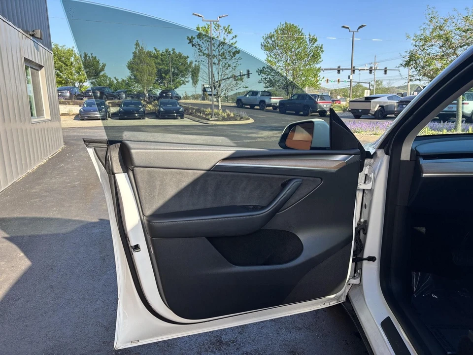 2023 Tesla Model Y - Image 9 of 19