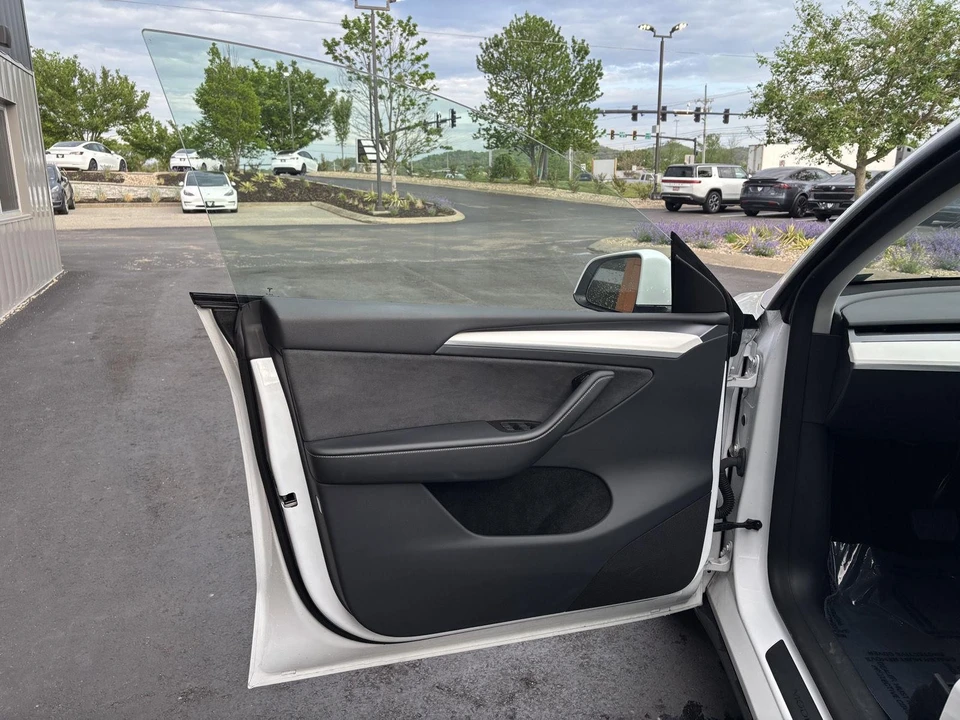 2023 Tesla Model Y - Image 15 of 18