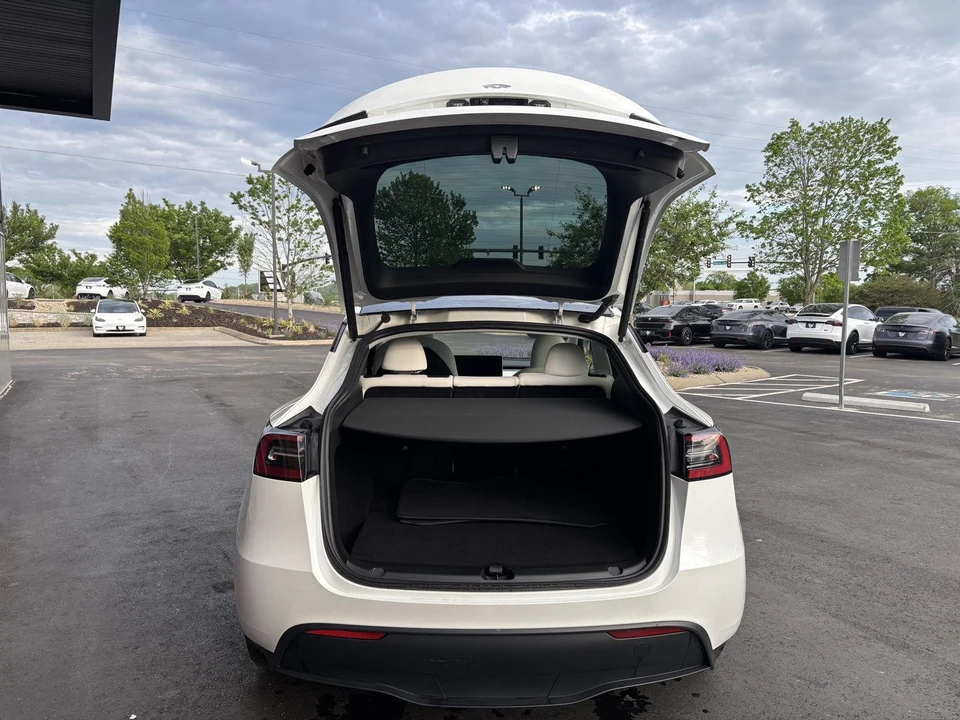 2023 Tesla Model Y - Image 8 of 18