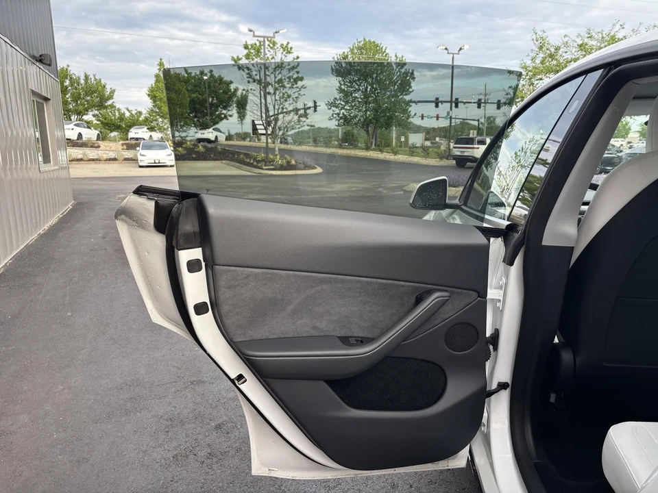 2023 Tesla Model Y - Image 9 of 18
