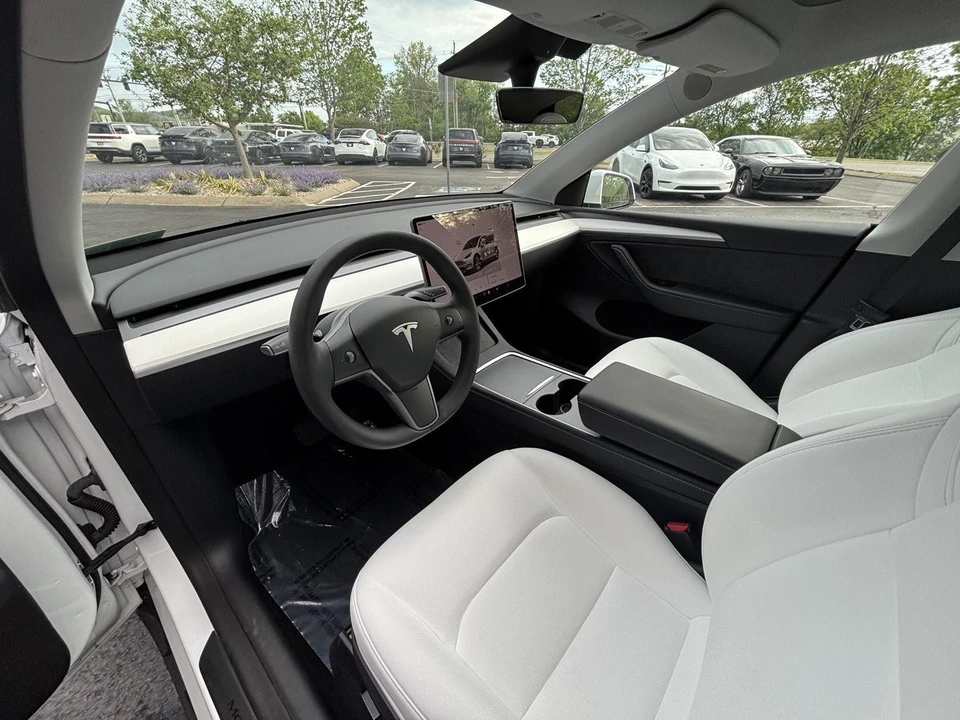 2023 Tesla Model Y - Image 16 of 18