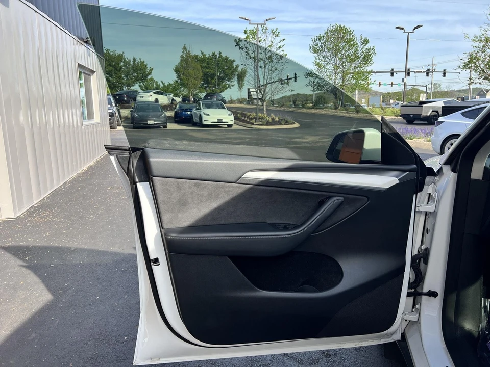 2023 Tesla Model Y - Image 9 of 16
