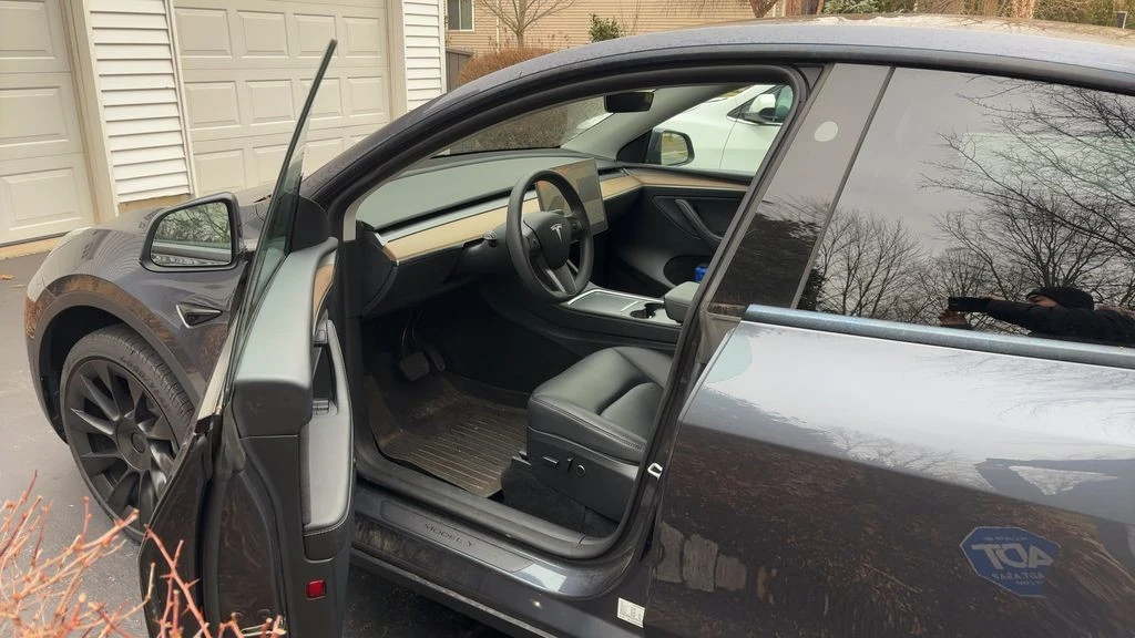 2023 Tesla Model Y - Image 5 of 6