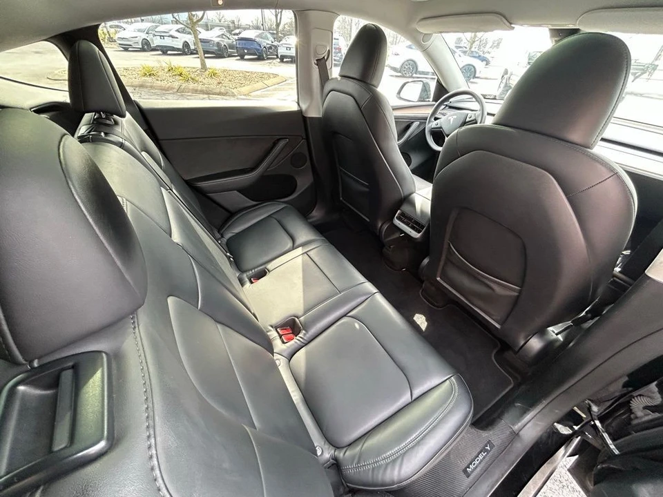 2023 Tesla Model Y - Image 9 of 17