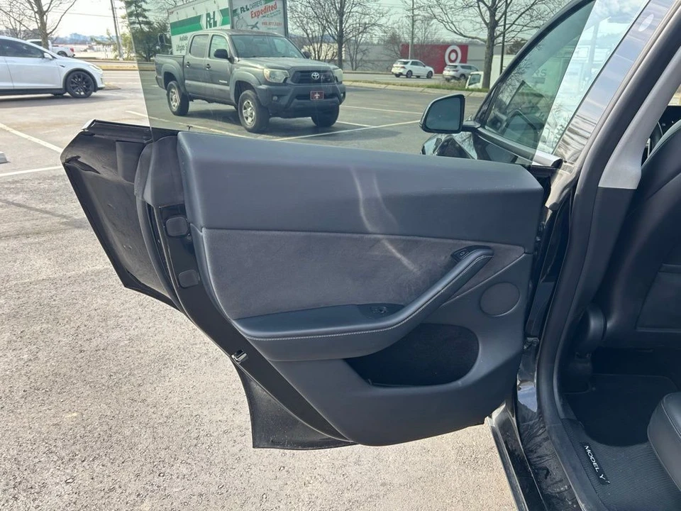 2023 Tesla Model Y - Image 10 of 17