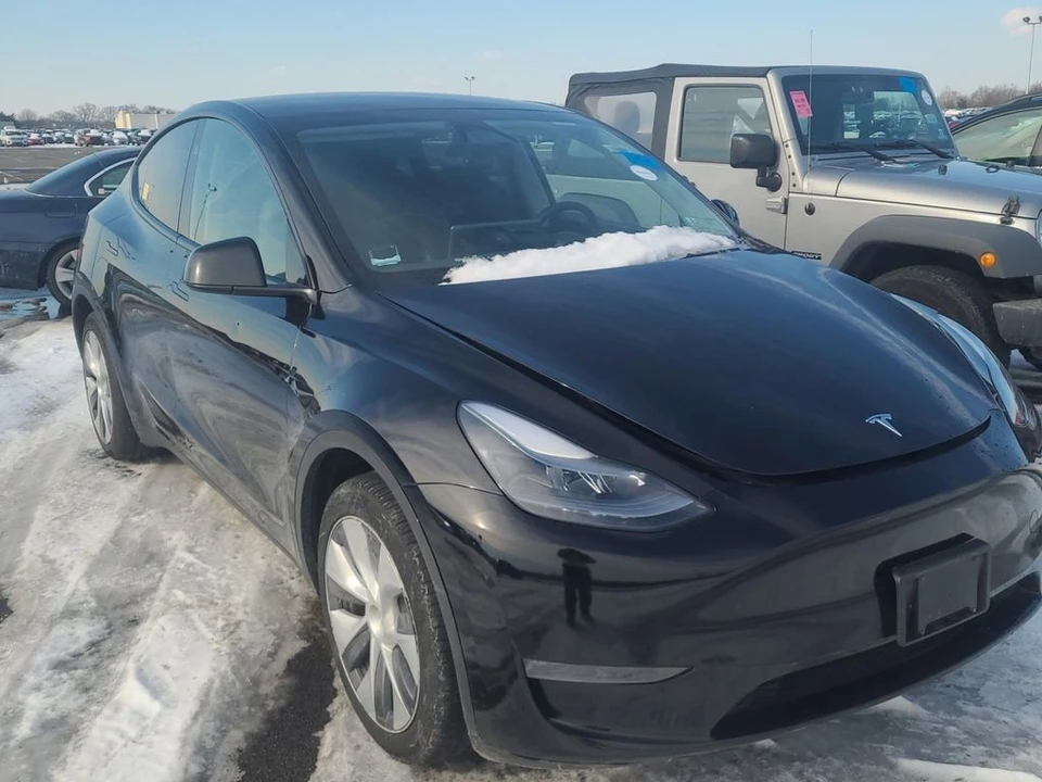 2023 Tesla Model Y - Image 4 of 8