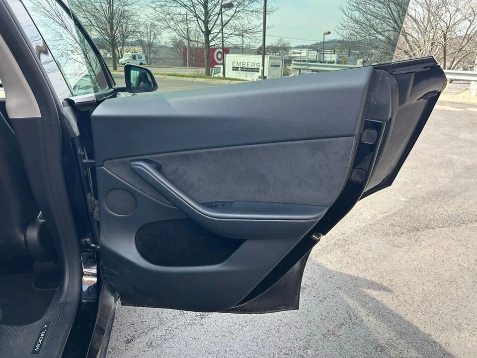 2023 Tesla Model Y - Image 8 of 17