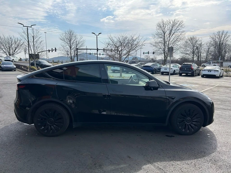 2023 Tesla Model Y - Image 4 of 17