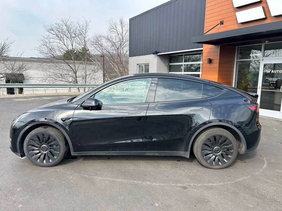 2023 Tesla Model Y - Image 5 of 17