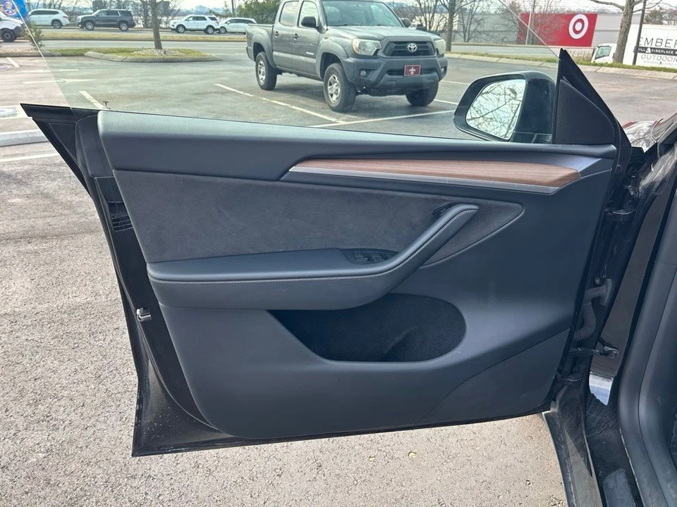 2023 Tesla Model Y - Image 14 of 17