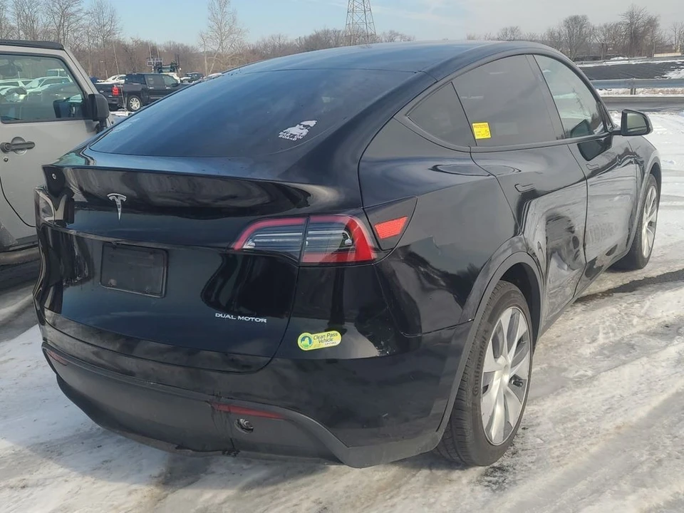 2023 Tesla Model Y - Image 3 of 8