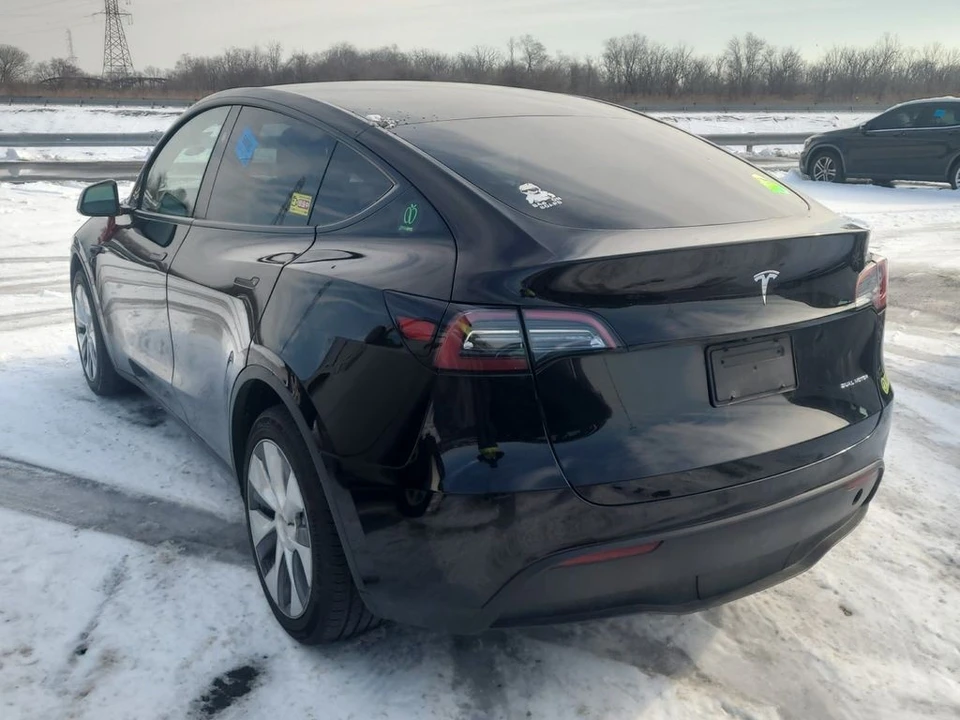 2023 Tesla Model Y - Image 2 of 8