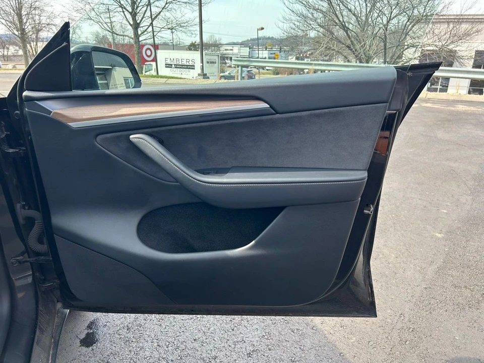 2023 Tesla Model Y - Image 12 of 17