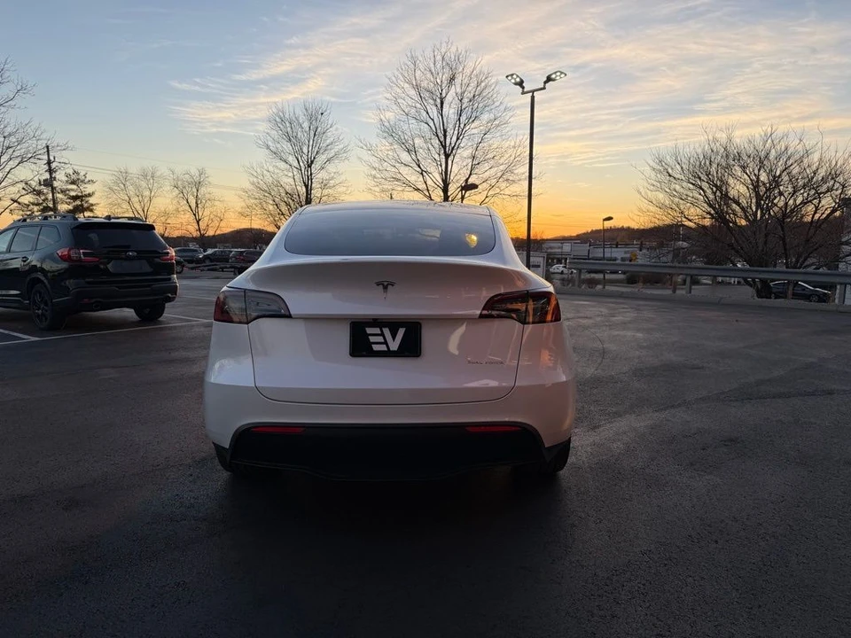 2023 Tesla Model Y - Image 5 of 19