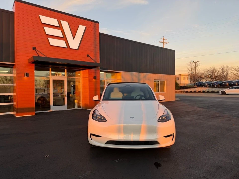 2023 Tesla Model Y - Image 2 of 19