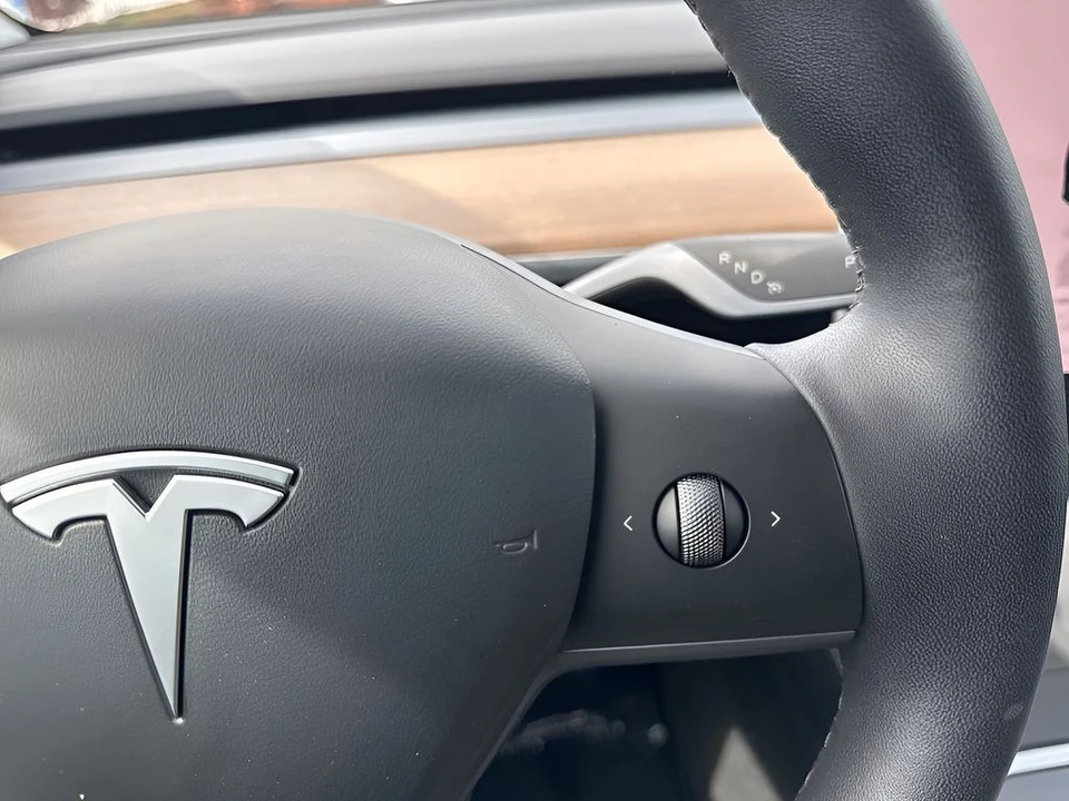 2023 Tesla Model Y - Image 17 of 31