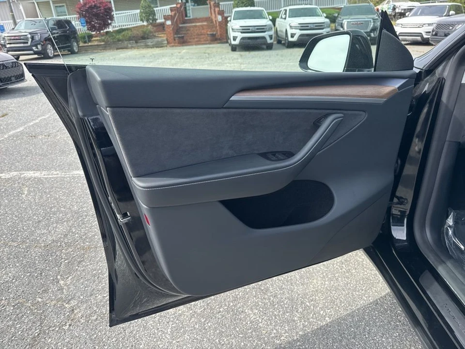 2023 Tesla Model Y - Image 27 of 31