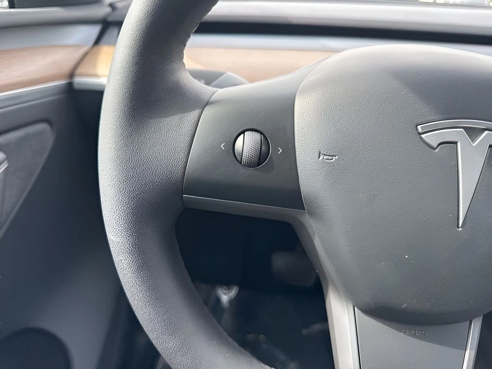 2023 Tesla Model Y - Image 16 of 31