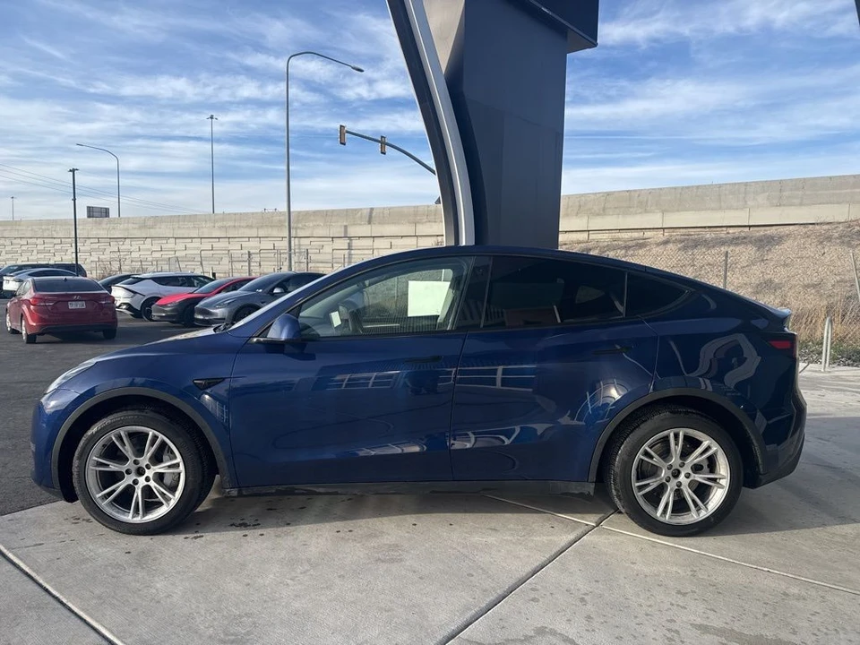 2023 Tesla Model Y - Image 5 of 21
