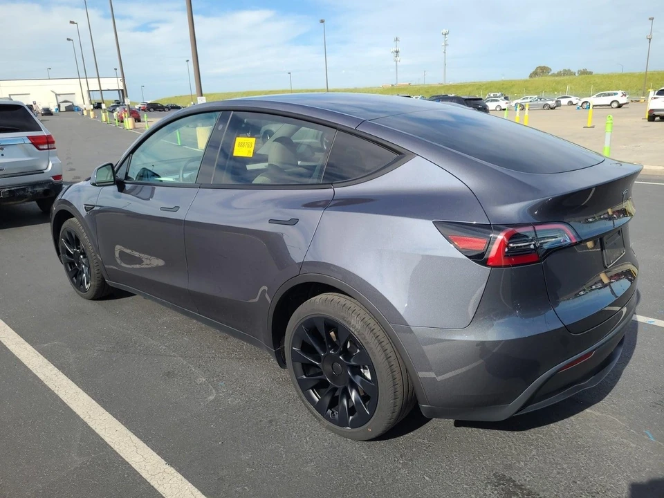 2023 Tesla Model Y - Image 4 of 7