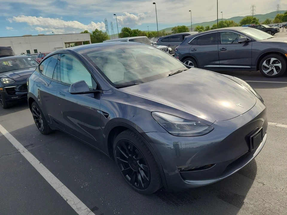 2023 Tesla Model Y - Image 2 of 7