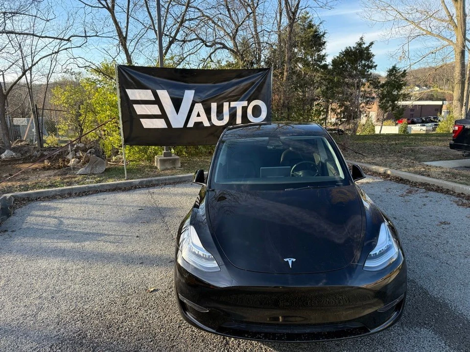 2023 Tesla Model Y - Image 2 of 12