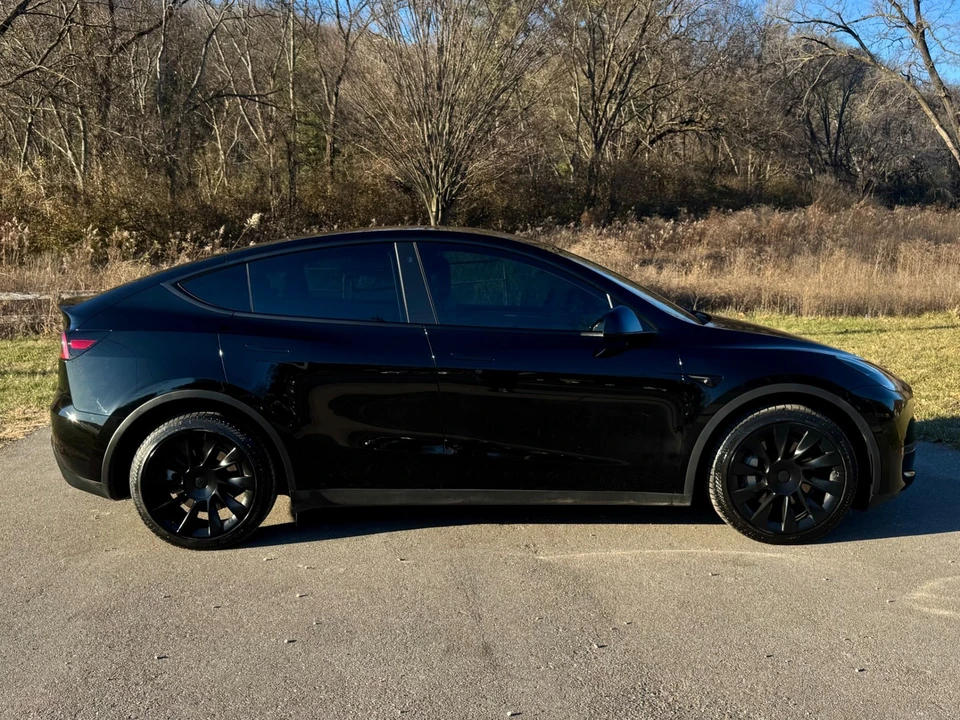 2023 Tesla Model Y - Image 8 of 12