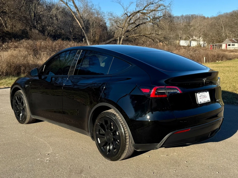 2023 Tesla Model Y - Image 4 of 12