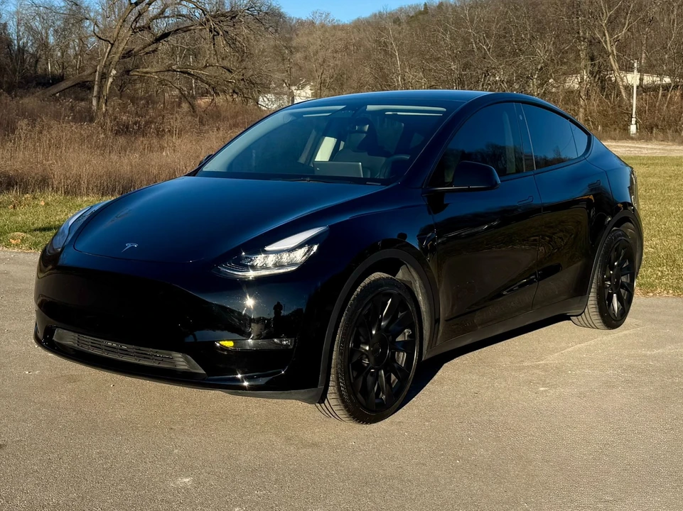 2023 Tesla Model Y - Image 2 of 12