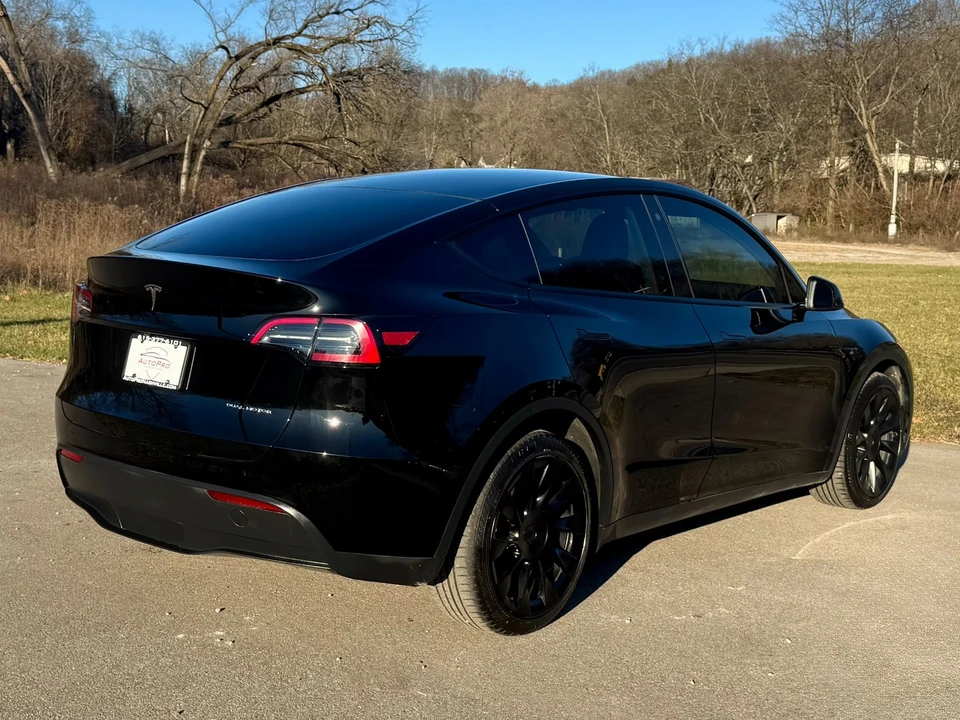 2023 Tesla Model Y - Image 3 of 12