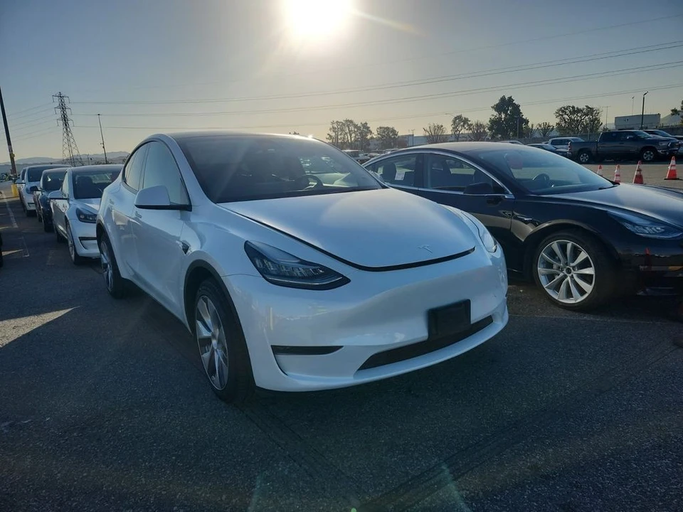 2023 Tesla Model Y - Image 2 of 7