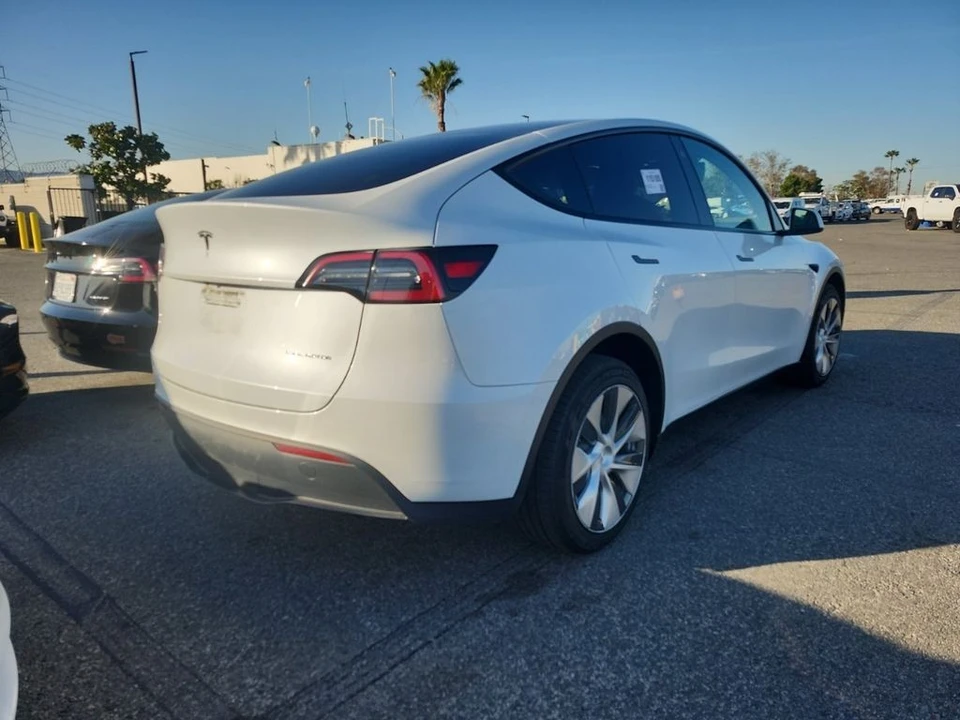 2023 Tesla Model Y - Image 3 of 7