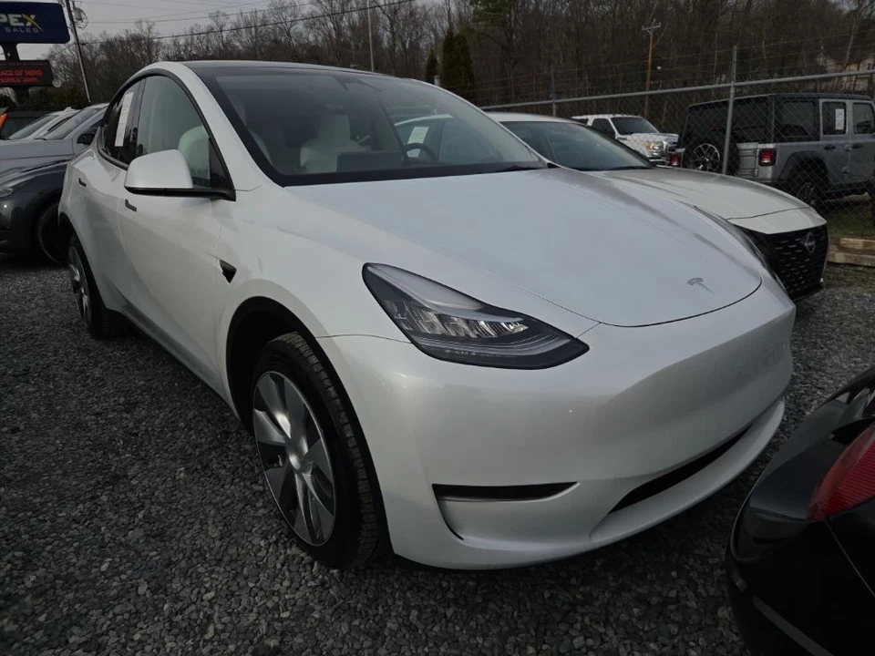 2023 Tesla Model Y - Image 2 of 6