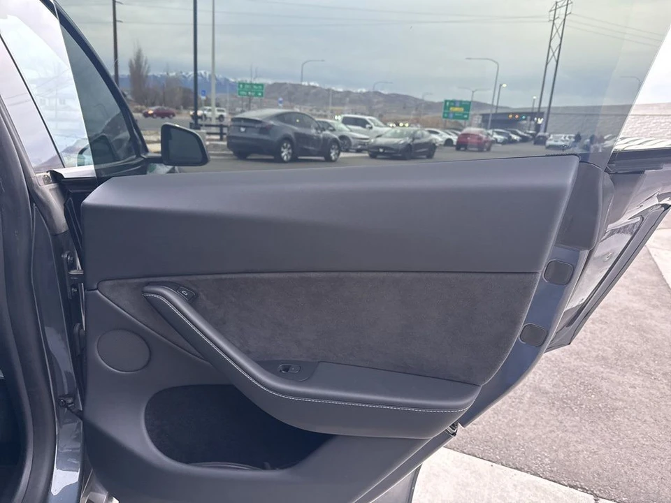 2023 Tesla Model Y - Image 17 of 21