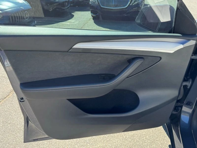 2023 Tesla Model Y - Image 9 of 12