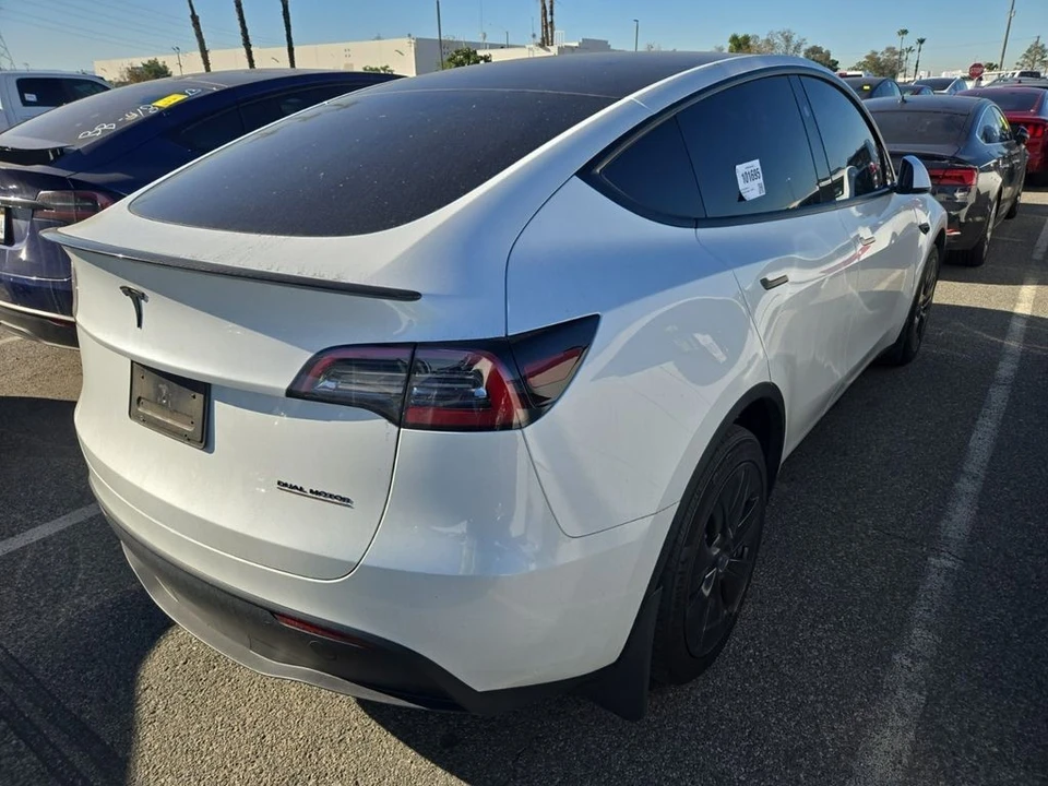 2023 Tesla Model Y - Image 4 of 7